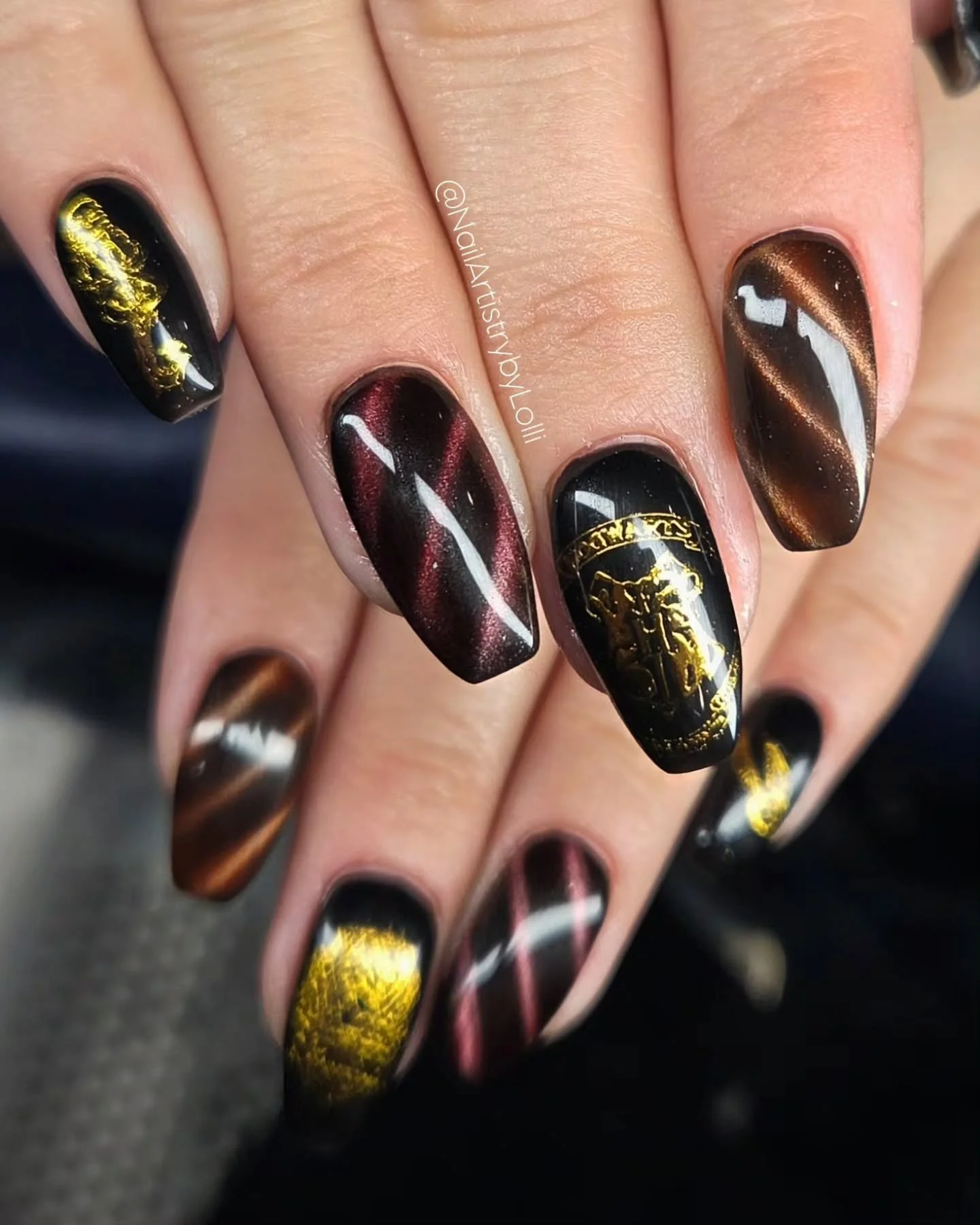 Birthday Harry potter nails for my lovely client π«Άπ½
@homeofnailart 
Pure foundation 
Detail paint black 
Silky cat eye
@madam_glam 
Apple cider and cherry mocha cat eye gel polish 
#nailartist #nailitdaily #nailitpro #scratchmagaz