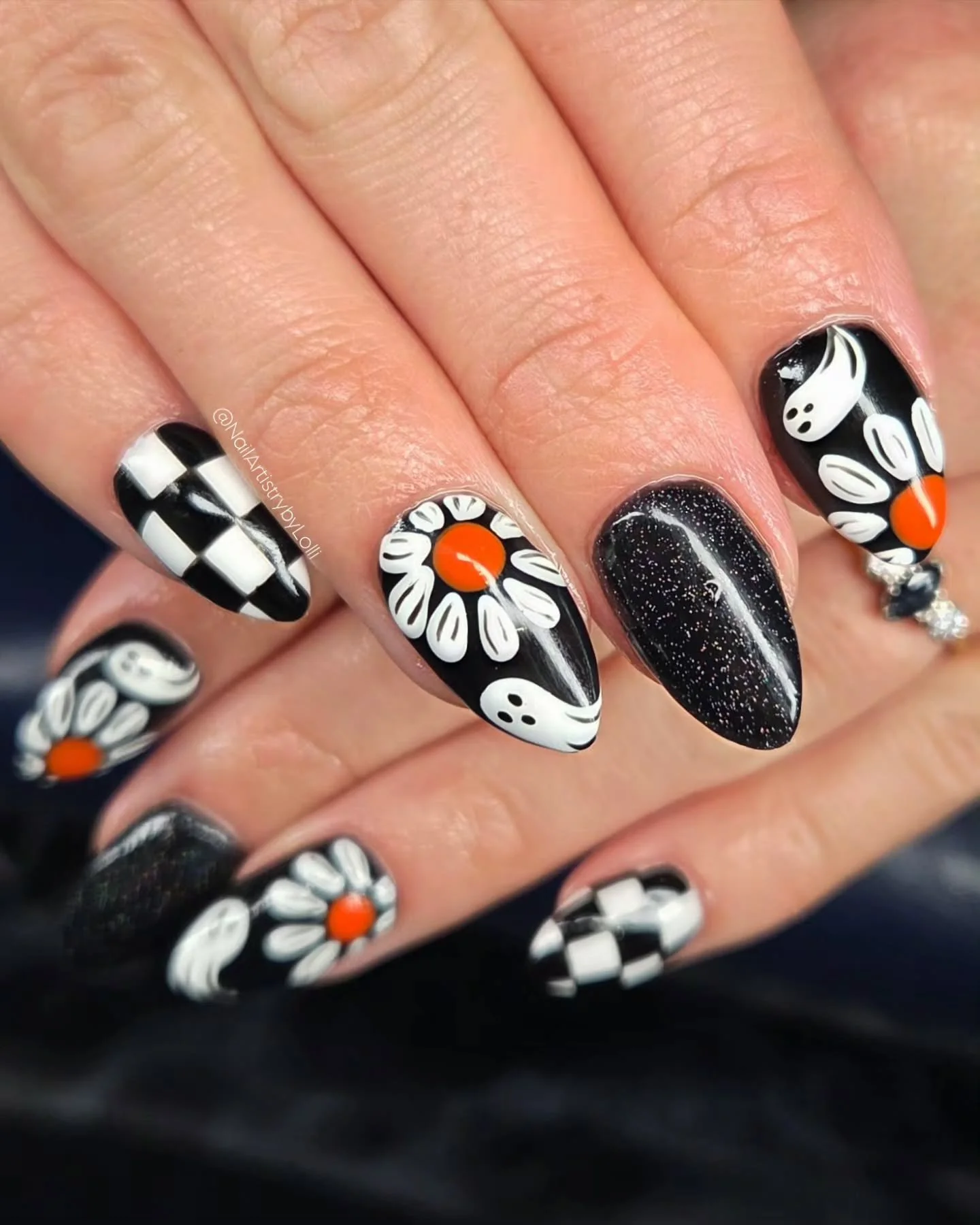 Checkered spook's 
IB- @spellboundxnails 
I LOVE when clients bring in inspo from some of my favourite nail artists ! ππ½π«Άπ½
@homeofnailart
Pure foundation
Black & white gel polish
Black, white and pumpkin detail paints
#nailartist #nai