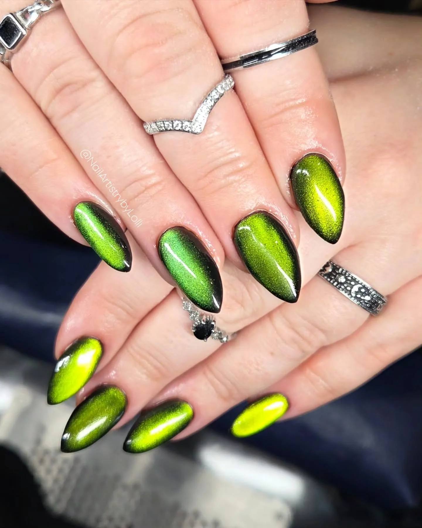 She is GLOWING β€οΈ
*builder gel infill*
@homeofnailart 
Truebuild pampas
Black gel polish
Super shine
@varnail_store @varnailcom 
Firefly cat eye 
#nailartist #nailitdaily #nailitpro #scratchmagazine #gelnails #gelnailart&n