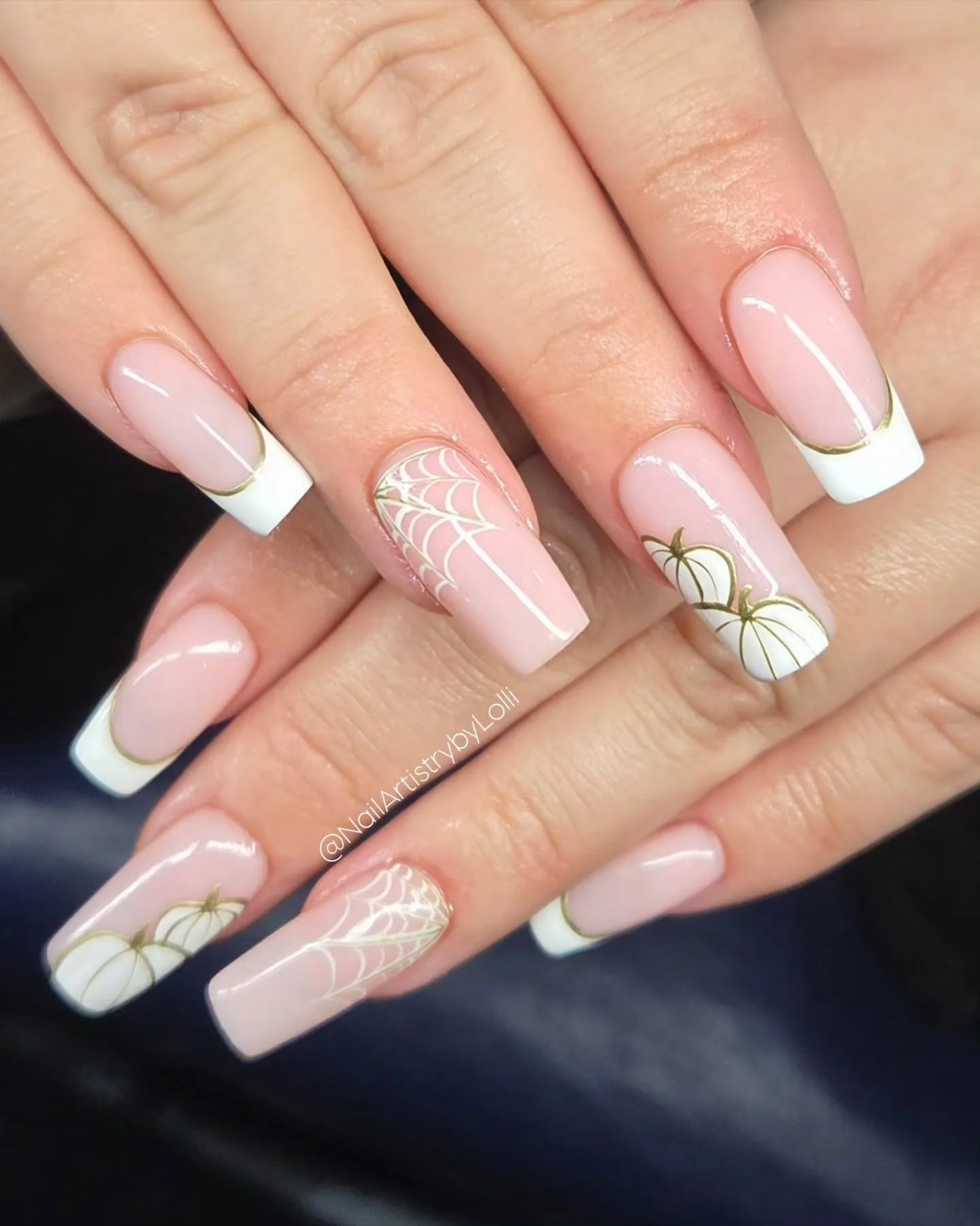 White and gold pumpkins are so cute π
@homeofnailart 
Truebuild - bubble & whisper
White and mirror gold detail paint
Super shine 
#nailartist #nailitdaily #nailitpro #scratchmagazine #gelnails #gelnailart #nailte