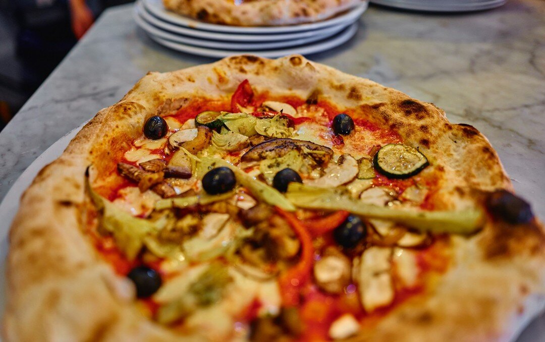Dimanche &agrave; base de grandes joies italiennes? Chez #evviva une pizza contemporaine avec des recettes originales, patiemment lev&eacute;e vous attend en terrasse mais aussi chez vous en #livraison et emporter!