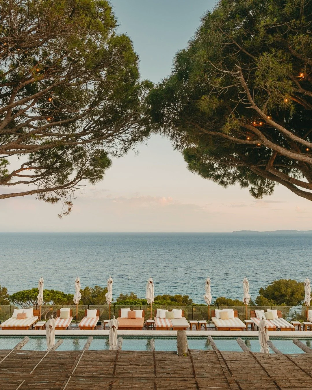 SOME VIEWS INVITE YOU TO SIMPLY STOP AND FEEL.

From rooftops to rolling hills, every Sur-Mesure hotel offers a new perspective : to pause, to breathe, to imagine.

#SurMesureHotels #InspiringViews #ContemplativeMoments #DesignedToInspire #LuxuryWith