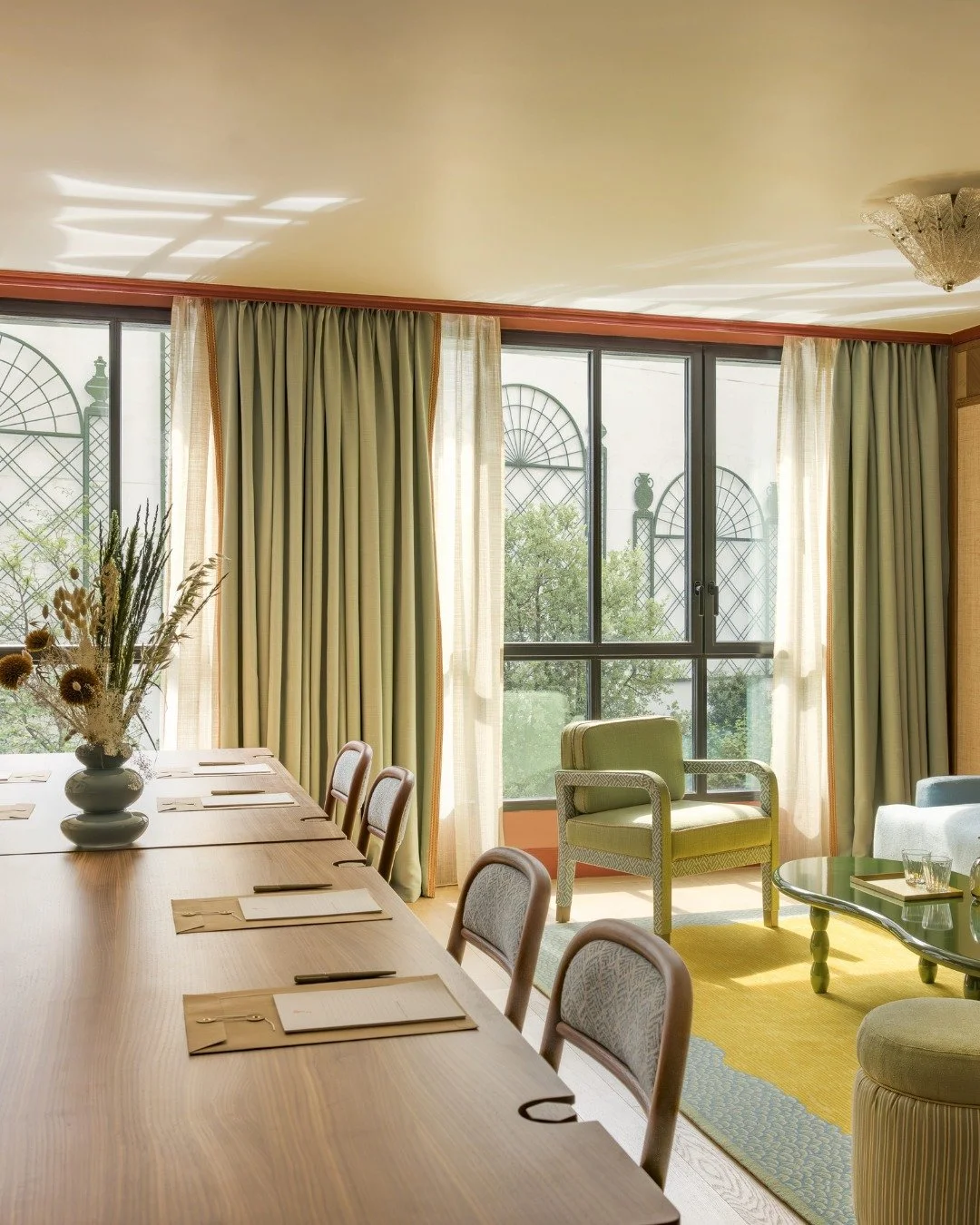 JOYFUL MEETING ROOM 

Discover L&rsquo;Atelier, a refined 45 m&sup2; space, bathed in natural light and designed for intimate meetings or workshops of up to 15 people. Every detail, from the colorful d&eacute;cor to the view of our open-air garden, i