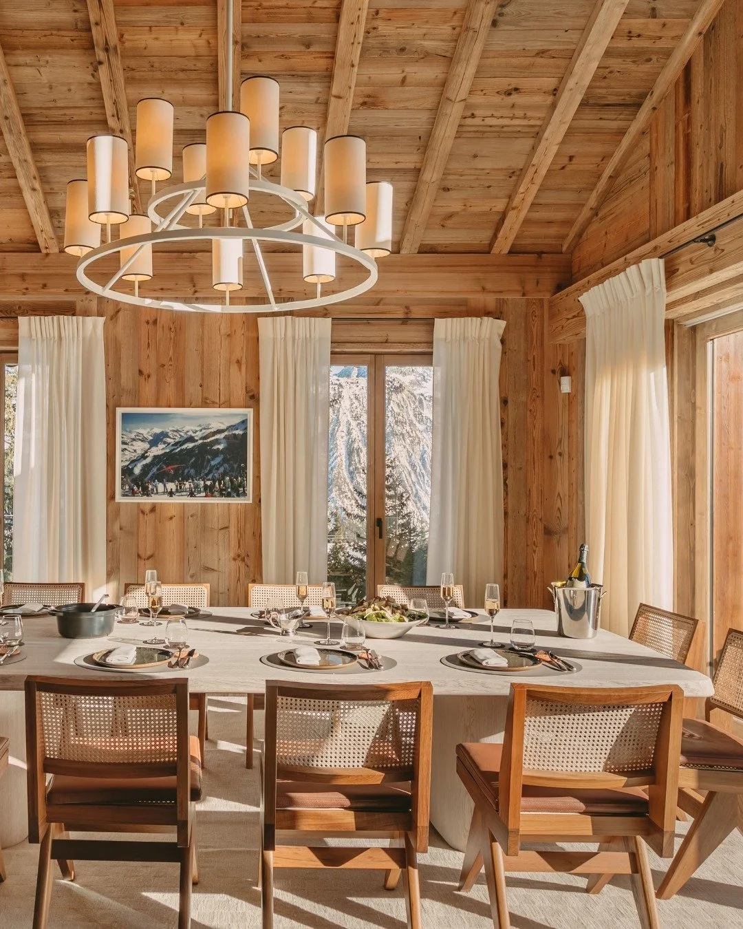 ALPINE ELEGANCE Y LILY OF THE VALLEY 

In the heart of Courchevel 1850, @lilyofthevalleyhotel  chalet redefines the art of living in the mountains

Designed as a true home by architect @charles_zana , the 75 m&sup2; embody a contemporary vision of al