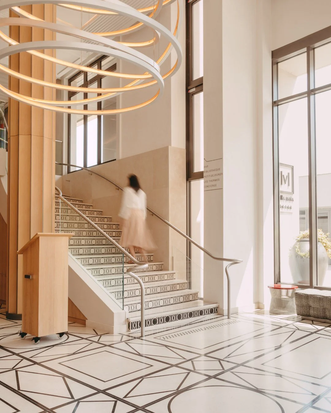 THE ART OF DETAIL, THE ELEGANCE OF EVERYDAY LIFE

At @villa_maia_lyon , every space reflects a unique atmosphere: the soft light of the lobby, the quiet comfort of a morning coffee, the calm focus of a workout, the warmth of thoughtful hospitality.

