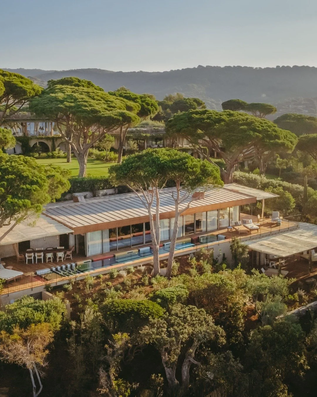 VILLA W &ndash; LILY OF THE VALLEY

At the heart of Lily of the Valley, Villa W spans 250 sqm and accommodates up to 6 guests, offering exceptional views over the Bay of Gigaro along with a private pool. A pure expression of @projekt_design_phst  vis