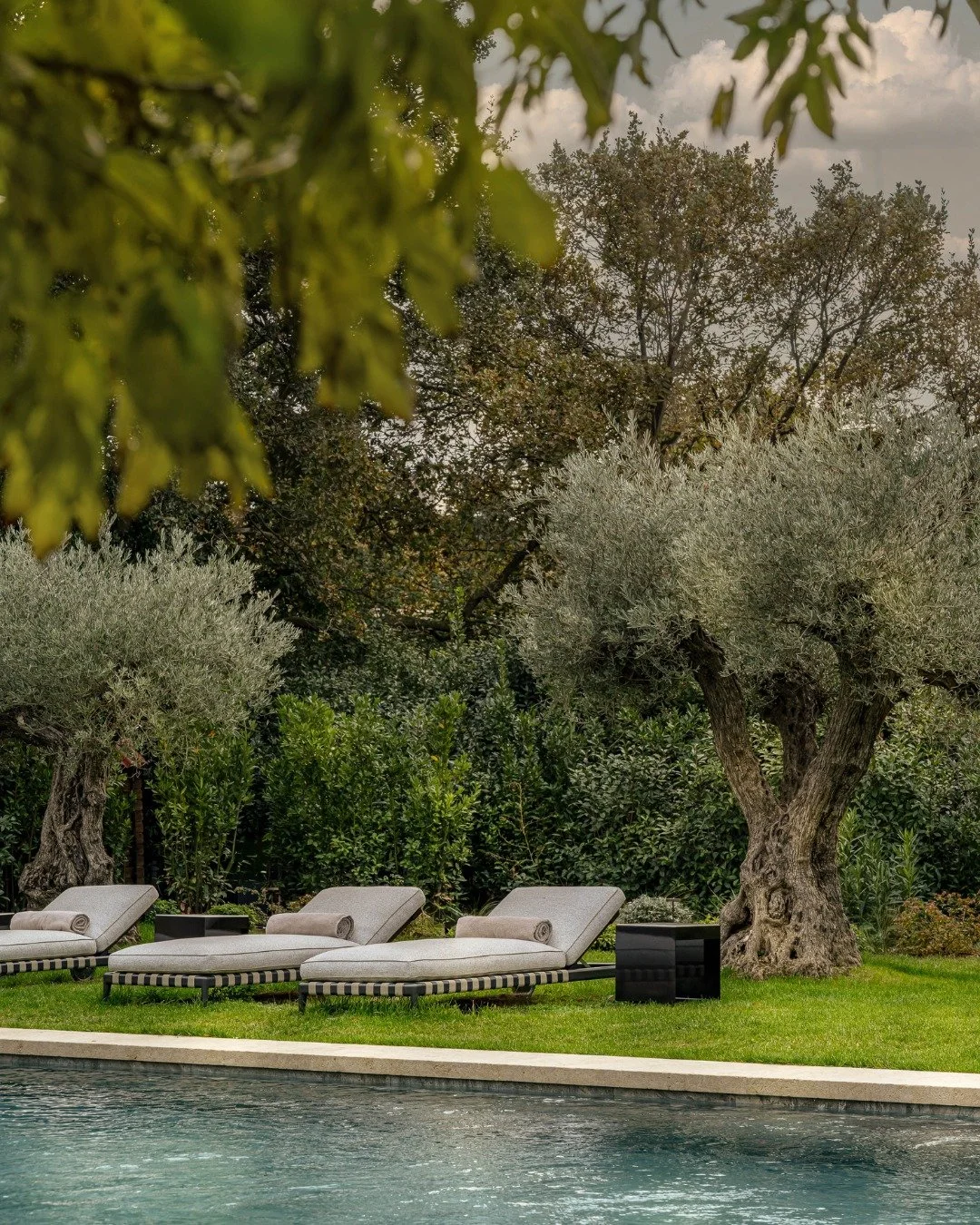 AN OUTDOOR SPACE SHAPED BY ART AND LIGHT

Set on 4,000 m&sup2; of landscaped grounds, olive trees, open perspectives and feng shui create a natural sense of balance.
A monumental bronze sculpture by Bernard Venet anchors the garden, while the sun-dre