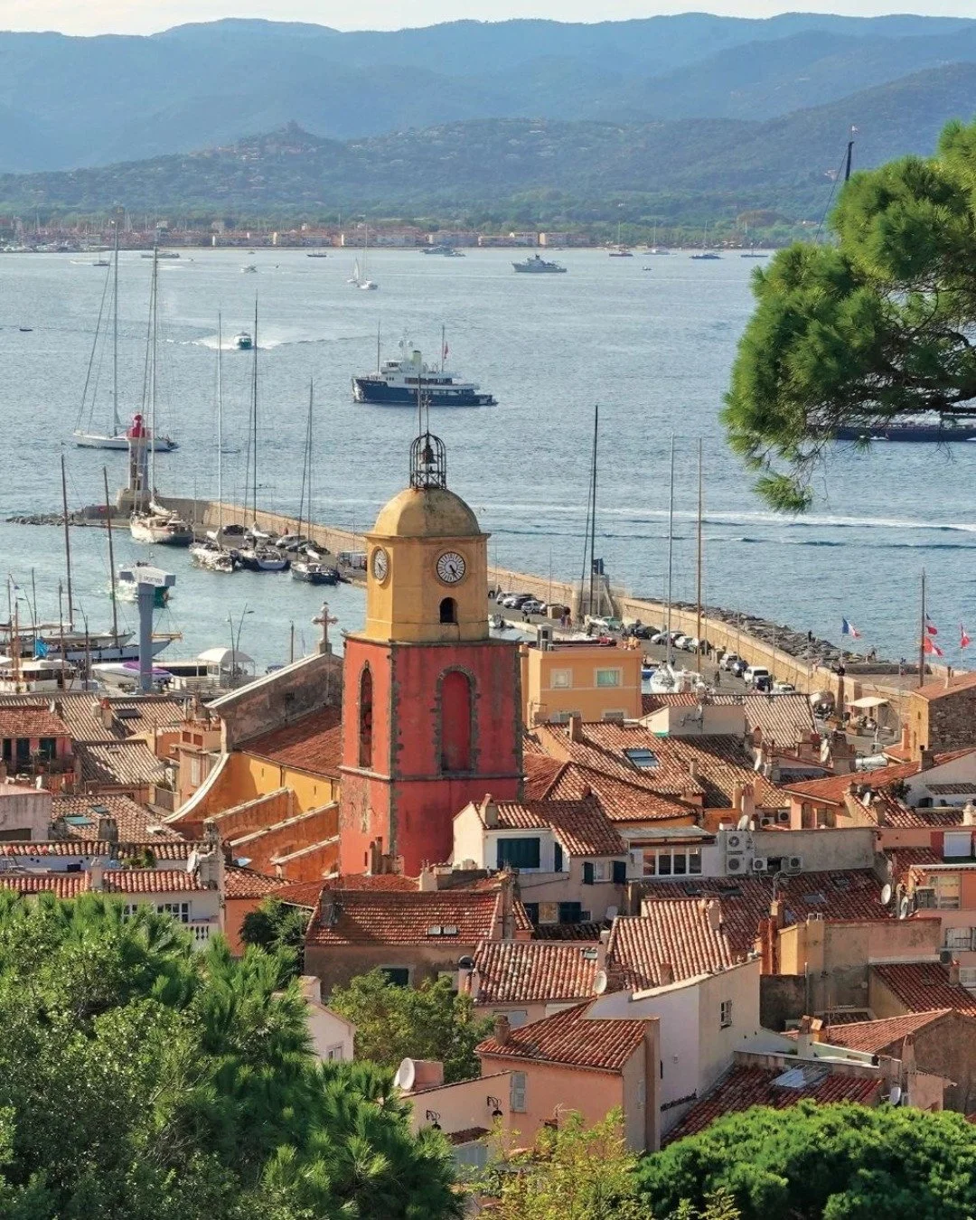 DESTINATION, SAINT-TROPEZ

Saint-Tropez stands out for its balance between refined lifestyle and authenticity.
This iconic destination on the French Riviera offers a wide range of experiences - renowned beaches, a lively harbor, discreet addresses an