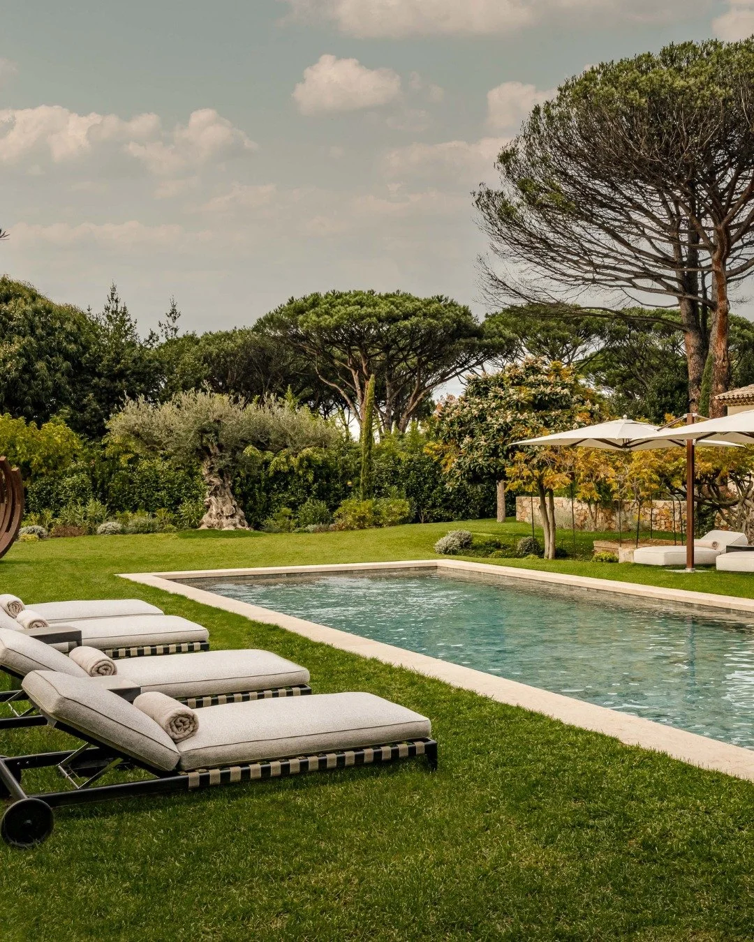 SEA, SUN &amp; WELL-BEING

At Villa Pinet, wellness flows naturally. A heated outdoor pool set in peaceful privacy, an indoor Technogym-equipped gym, a sauna and a treatment room come together in a discreet retreat, where time softens and the outside