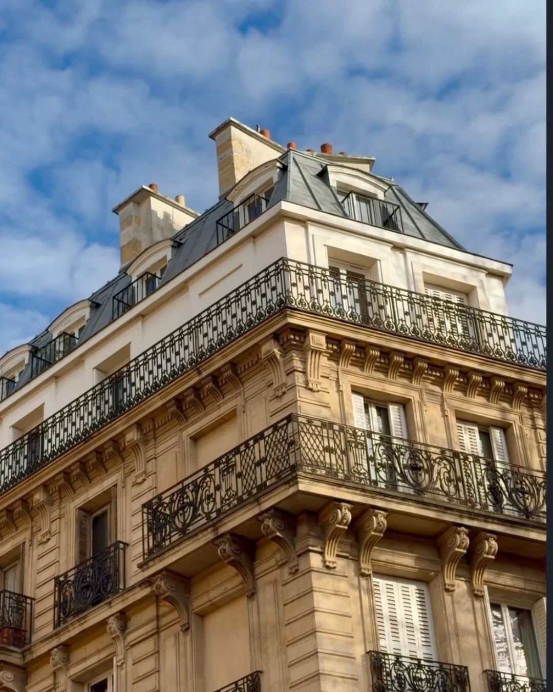 FAUBOURG MONTMARTRE &ndash; PARIS, 9TH ARRONDISSEMENT ✨

@lafantaisieparis  is set in one of Paris&rsquo; most vibrant neighborhoods. Between historic theaters, charming covered passages, buzzing caf&eacute;s and hidden boutiques, Faubourg Montmartre