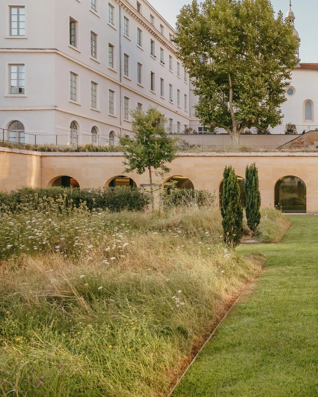 SUNNY DAYS ARE BACK ☀️

With the return of spring, the garden at @villa_maia_lyon  becomes the perfect setting for an al fresco lunch.

A peaceful atmosphere, a refined mineral design, and seasonal cuisine to enjoy at your own pace.

A bright escape 