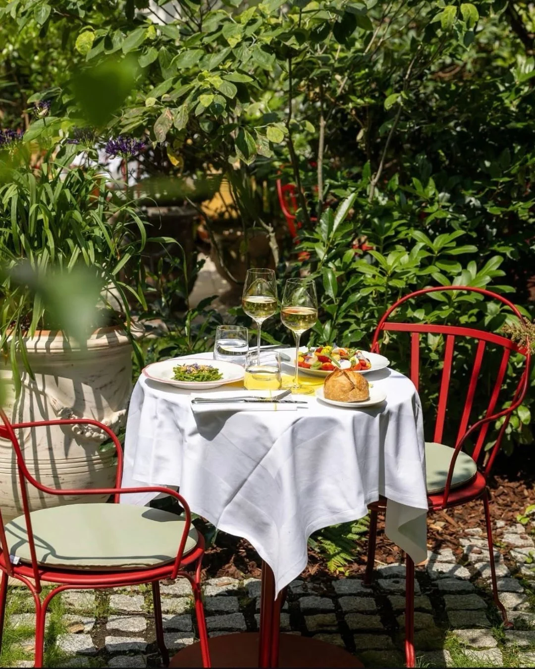 At @lafantaisieparis , food is best enjoyed outdoors 🌿

From sunny terrace lunches to rooftop cocktails dinners overlooking Paris, every moment is an invitation to savor.

#LaFantaisieParis #SurMesureHotelsAndHomes #HomeOfJoy #ParisHotel #HolidayAtm