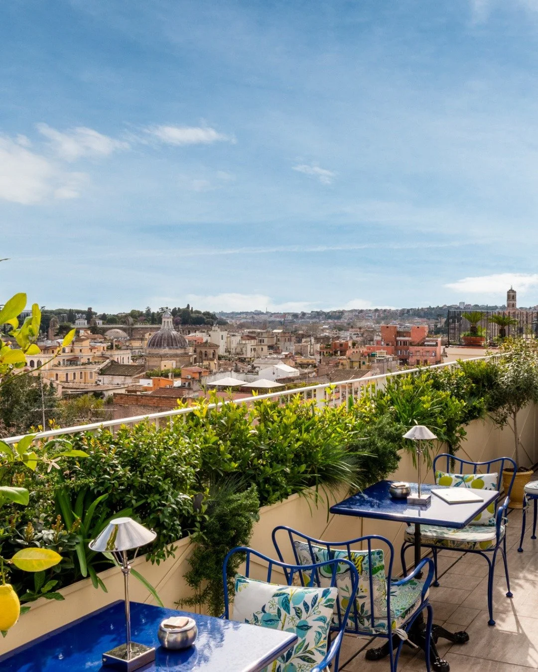 Casa Monti Rooftop ☀️

Signature cocktails, sweeping views over Rome&rsquo;s rooftops and a relaxed atmosphere from day to night &ndash; it is the perfect spot to enjoy summer in the Eternal City.

📍 @casamontiroma 

#CasaMonti #BoutiqueHotel #Roman