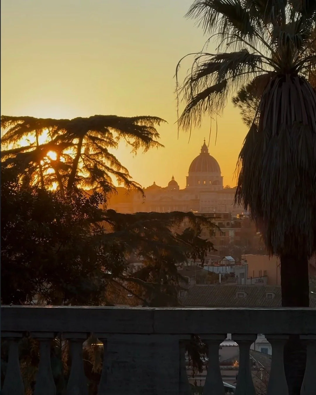 Rome summer rhythm

Start your day early exploring the charming streets of Monti while the city is still quiet. Stop for a gelato before it melts under the Roman sun. Retreat to the cool comfort of @casamontiroma for a well-deserved break in your roo