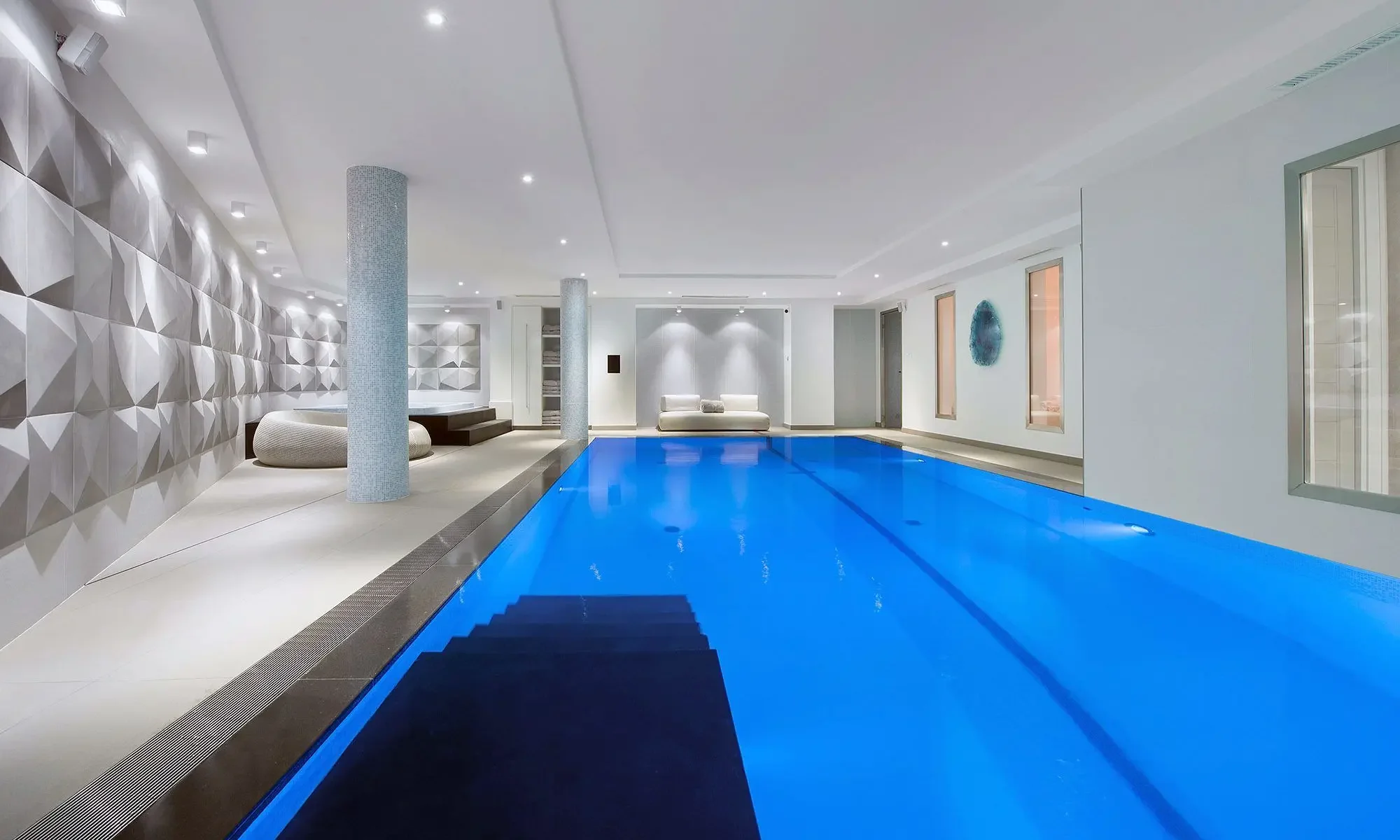 Large wellness area with 15m swimming pool, jaccuzi, hammam