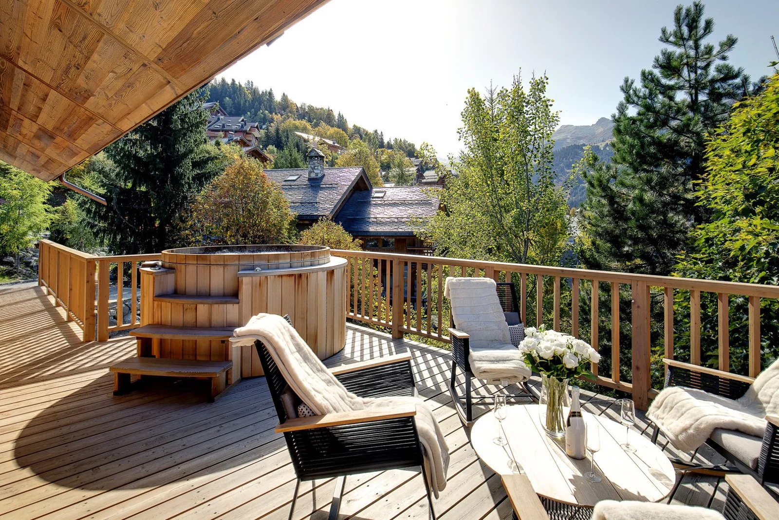 Vue de la terrasse extérieure du chalet