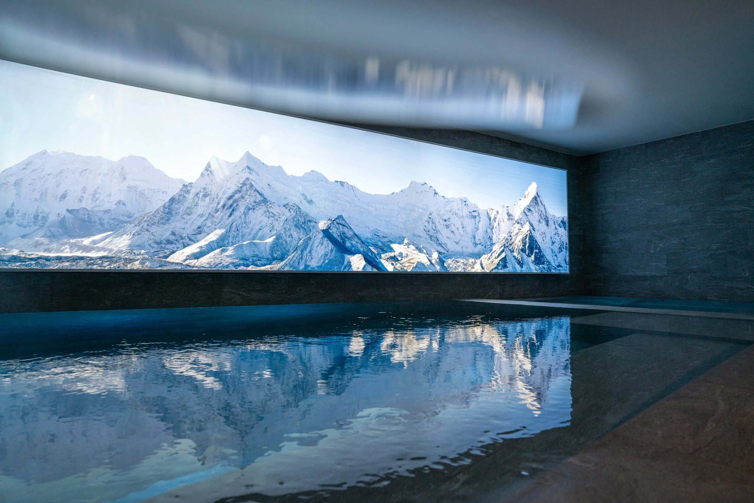 Private wellness floor with pool, jacuzzis & saunas