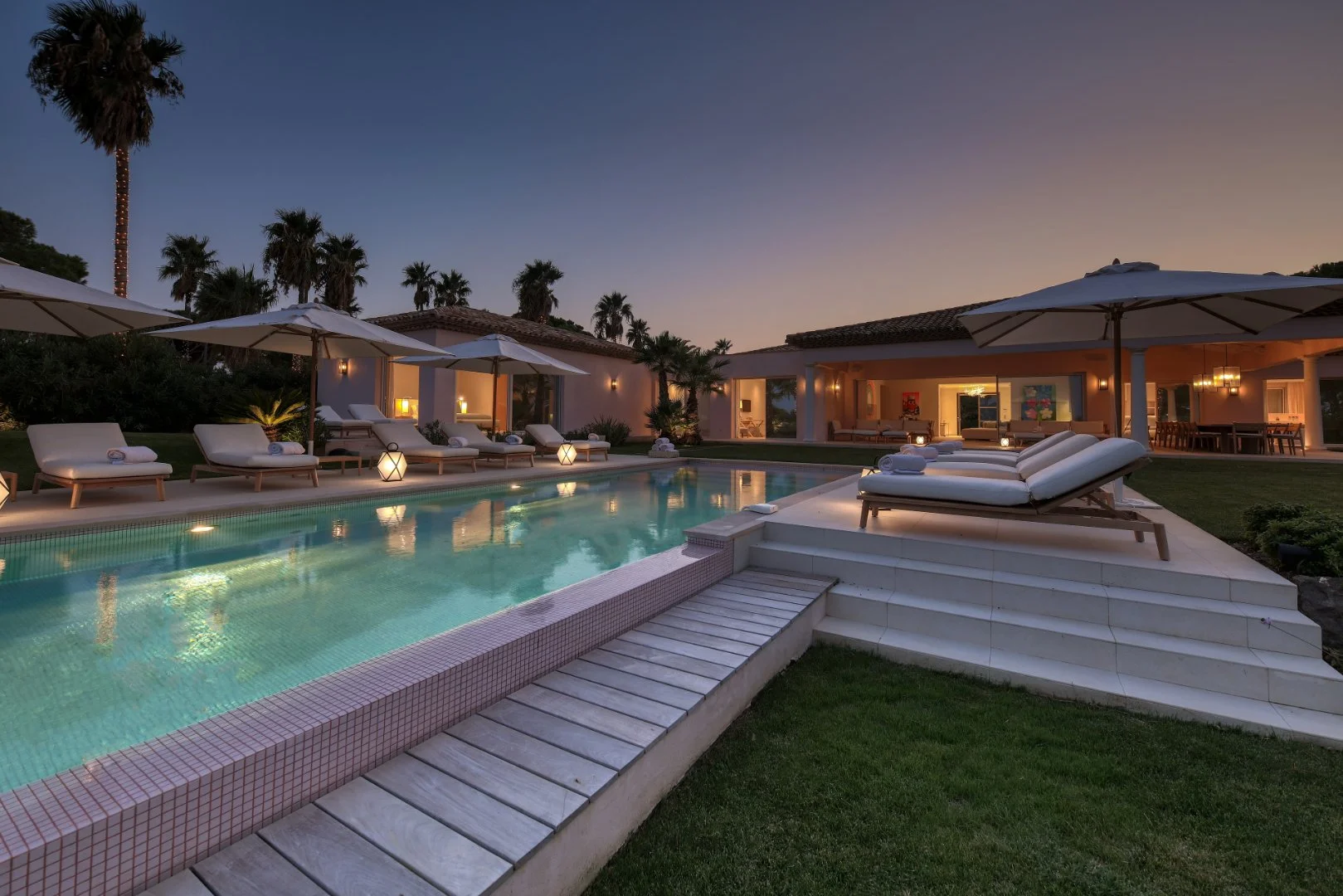 Villa Panoramic - swimming pool at night
