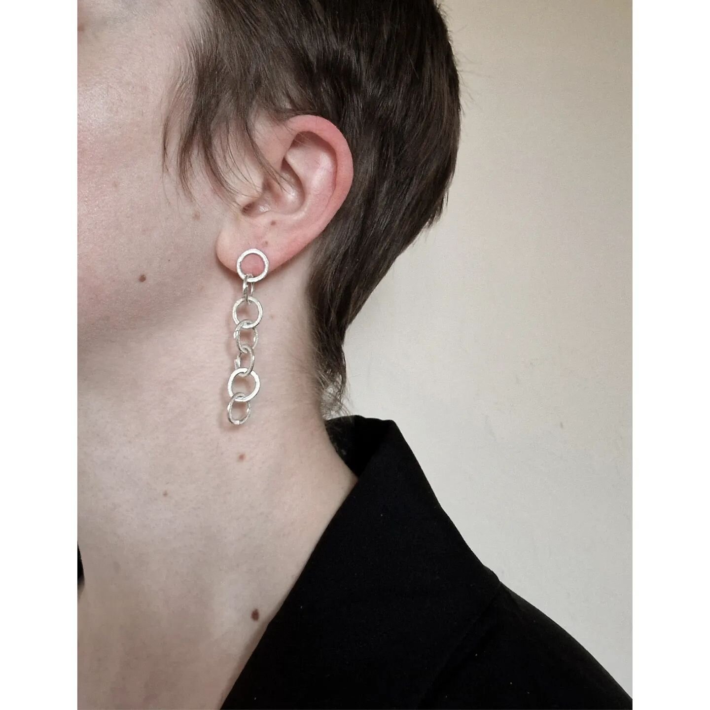 ~ A sneak peek of one of four new pairs of earrings available to win when you pick up a piece in the Winter Sale ~
These beaut dangly chain studs will be added to the 'Sand' collection in January ❄️
In the meantime I'm looking forward to wearing my o