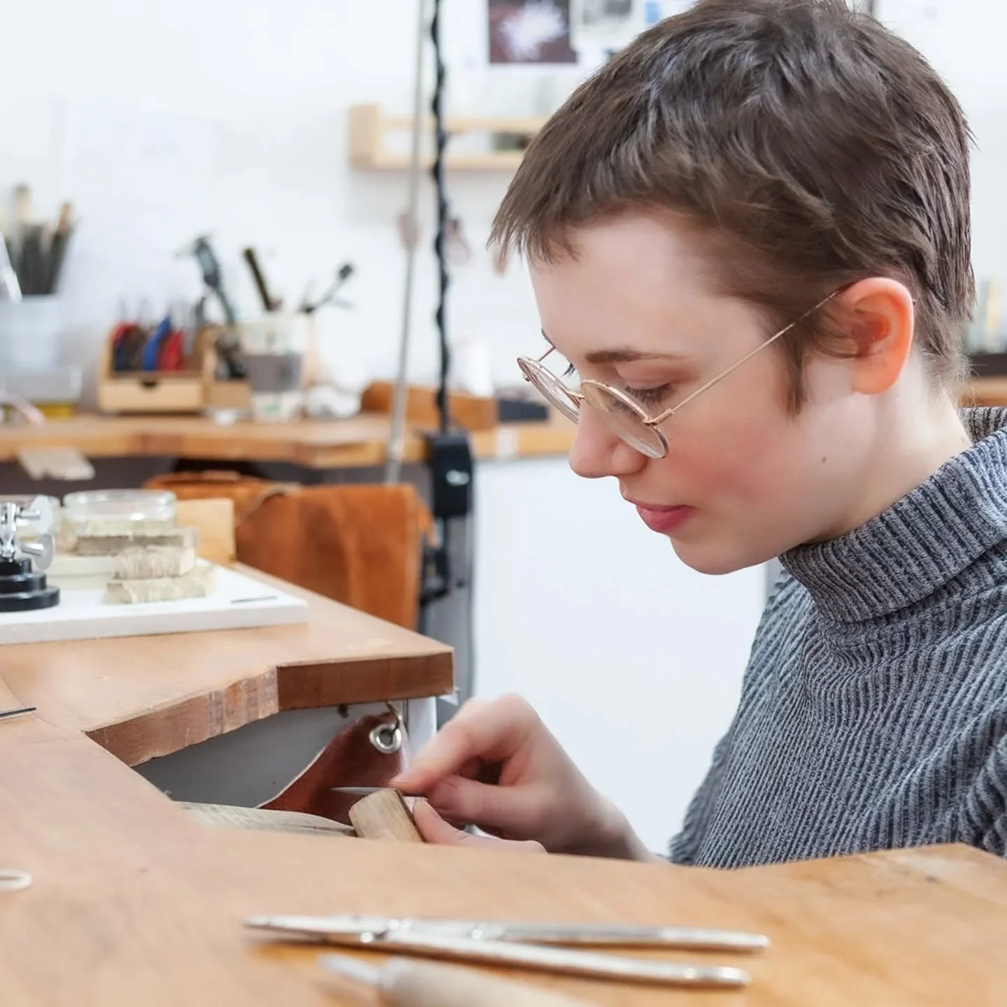 Hallo! Lyndsay here from @Lyndsay_Fairley taking over @teagreenevents @teagreen.marketplace Instagram today!
.
I’m a jeweller based in Glasgow, creating contemporary work based on the flotsam and jetsam washed up along the Scottish Coast, abstr