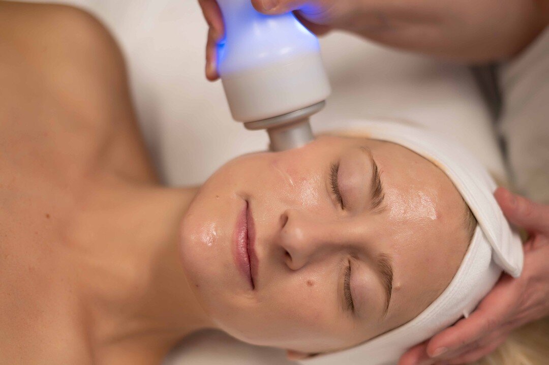 New service for facials! &gt;&gt; CryoFacial! 

Tired of having unpleasant wrinkles and pores? 💤 This new service will help to reduce the appearance of both of those issues and MORE! 

Click the Link in my Bio for more info! 

#cryofacial #removewri