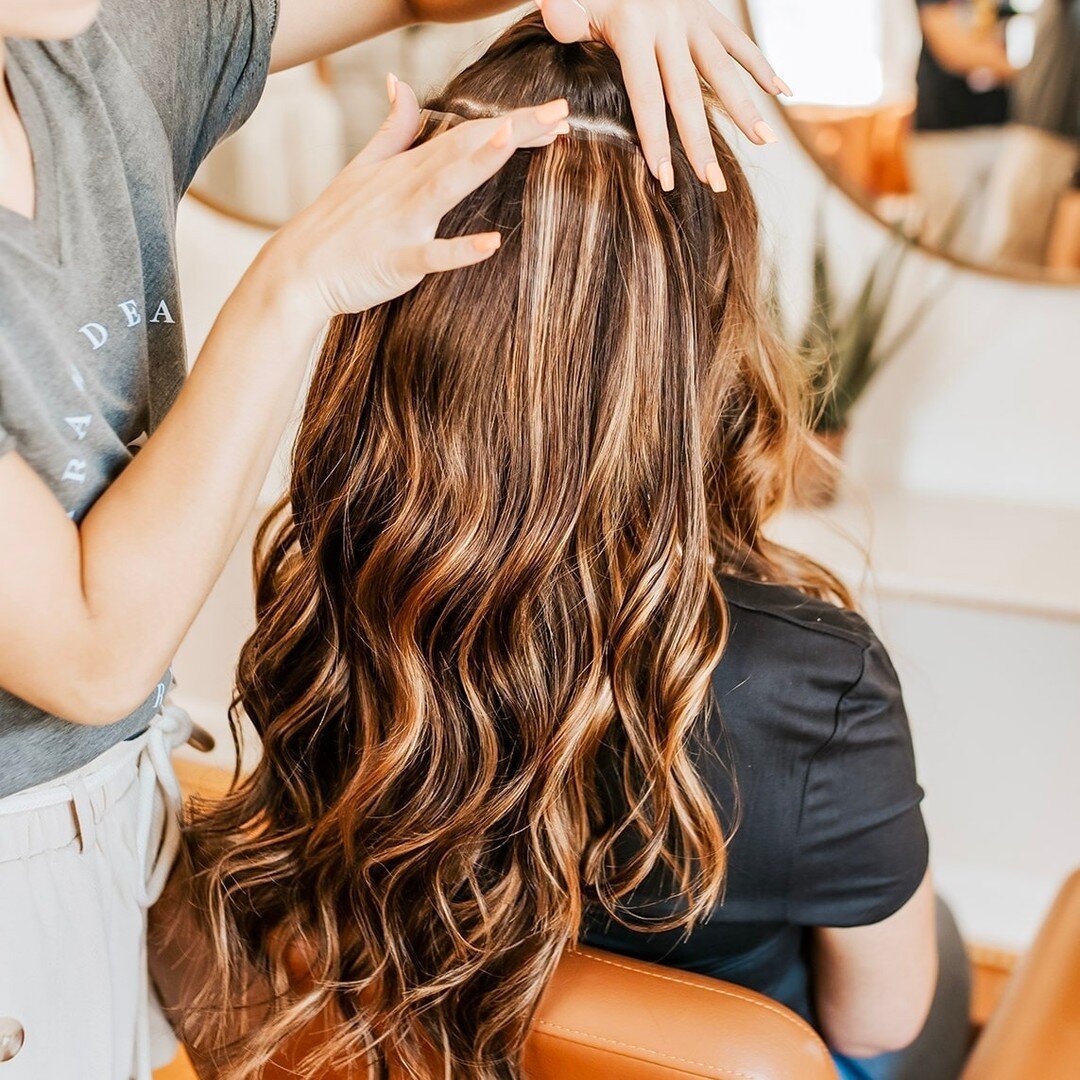 Putting in our Ultra-Seamless Clip-In Extensions is as easy as 1, 2, 3! Don't believe us? Try our 18&quot; or 20&quot; clip-ins for yourself by going to www.barelyxtensions.com/shop! Let us know any hair extensions questions you have below! 👇🏻

#ba