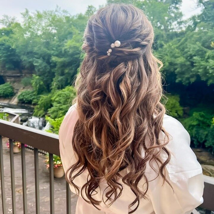 Brides! Fall wedding season will be here before you know it! Go ahead and get your clip-in hair extensions NOW! Adding length and volume will ensure the hairstyle of your dreams for the big day! 🕊🤍

#barelyxtensions #clipinextensions #hairstyles #h