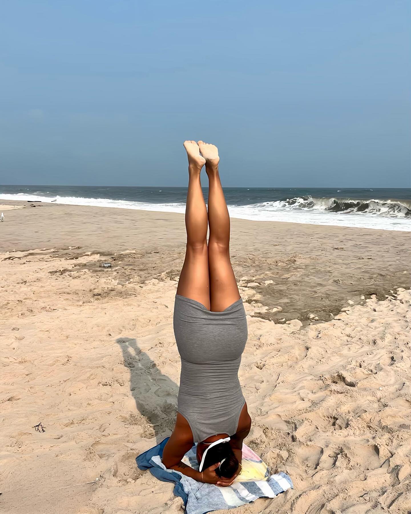 We hope you all are enjoying the sunshine ☀️

@yoganicki 

#yoga #justbreatheyogawellness #yogastudio #businessowner #kismet #skims #handstand #beachvibes