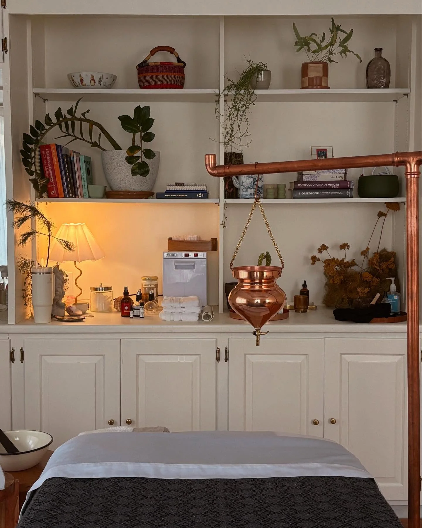 Come find stillness with me at @the_estuary_essex 

Shirodhara is profoundly relaxing to the mind and nervous system.  It&rsquo;s my honor to share this sacred treatment.

Proudly offering the most beautiful oils from @mjhyogaveda 🤗

January opening