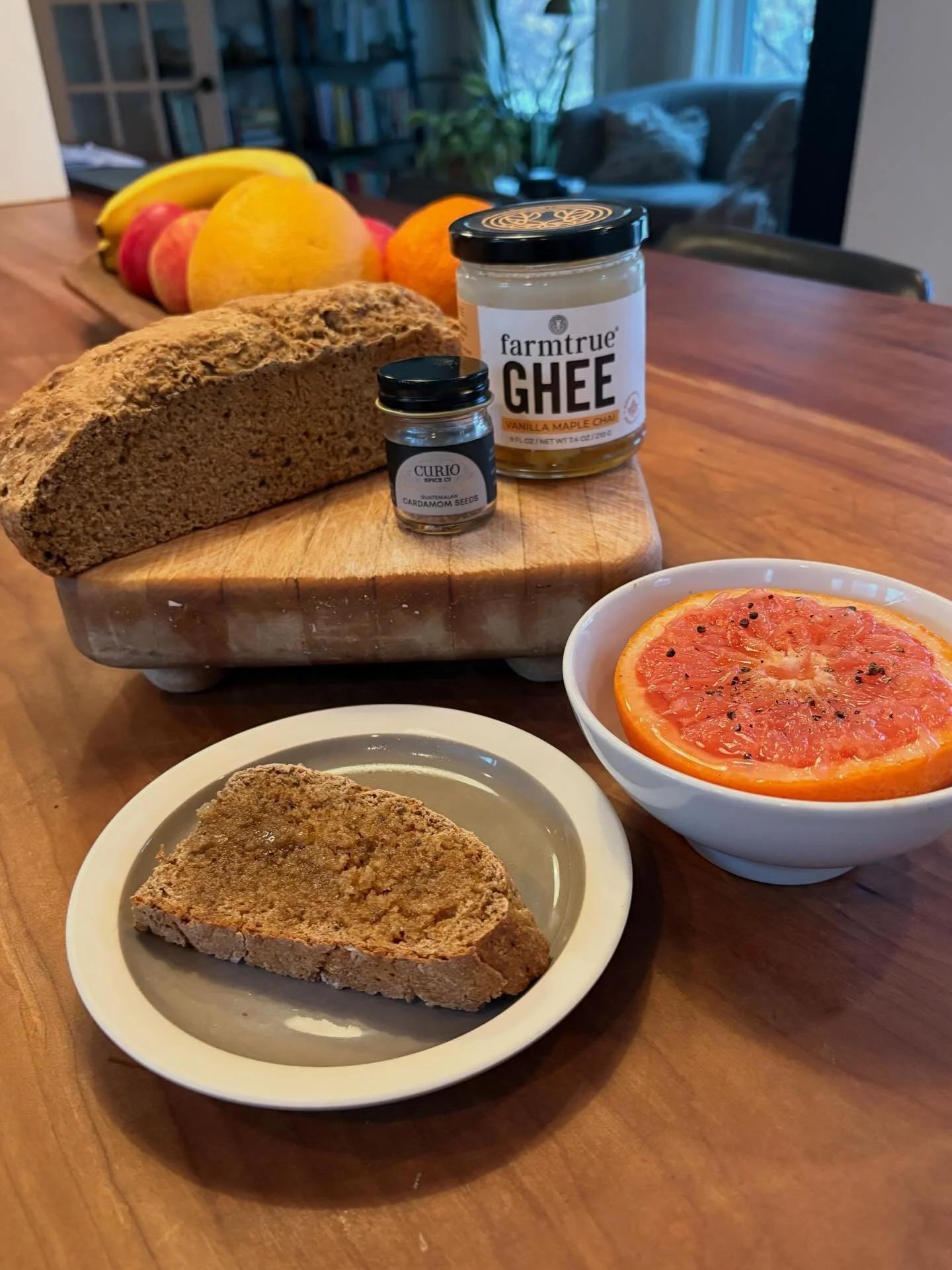 Because I get asked what I eat for breakfast sooo often! 😅 Here&rsquo;s one that&rsquo;s in the rotation&hellip;

Broiled grapefruit topped with a smidge of raw honey and a sprinkle of cardamom.  And a slice of my husband&rsquo;s homemade brown brea