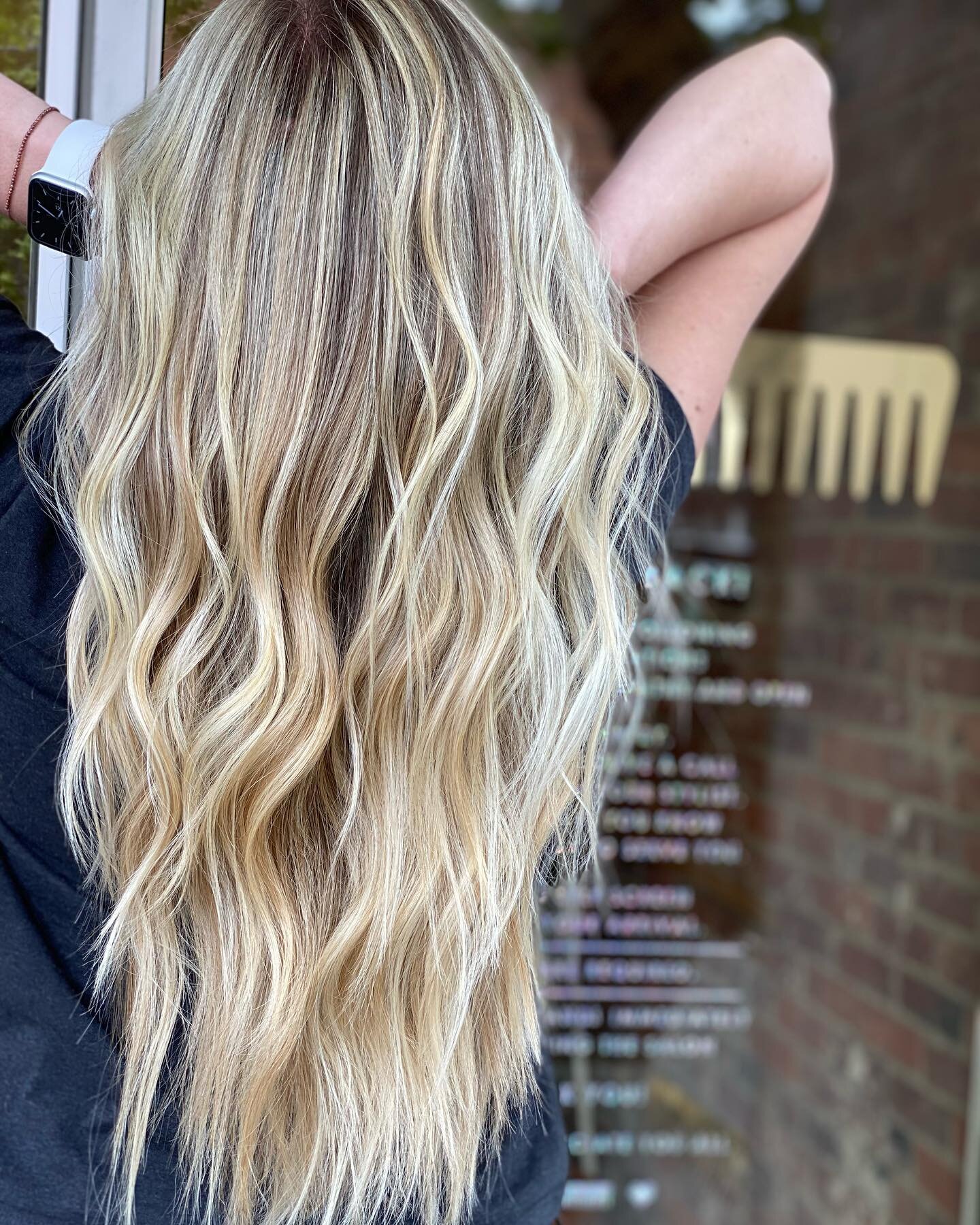 Ms.Crystal💎
#rachelleatgoldcomb #goldcombsalon 
.
.
.
#blondhair #blondehighlights #bellinghamblondespecialist #bellinghamhairstylist #seattleblondespecialist #seattleblonde #summerhair #summerhaircolor #beachhair #balayageandbabylights #banylights 