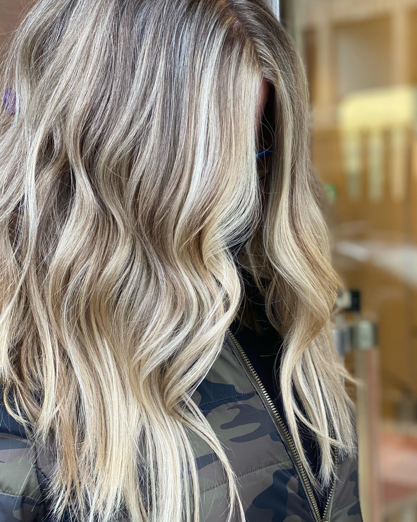 Ms.Waechter ⚡️Ms.Dimension 
#rachelleatgoldcomb #goldcombsalon 
.
.
.
#blondehighlight #bellinghamblondes #bellinghamblondespecialist #foilplacement #foilmefoils #seattleblondespecialist #seattleblondes #springhair #goodhairdays #dimensionalblonde #a