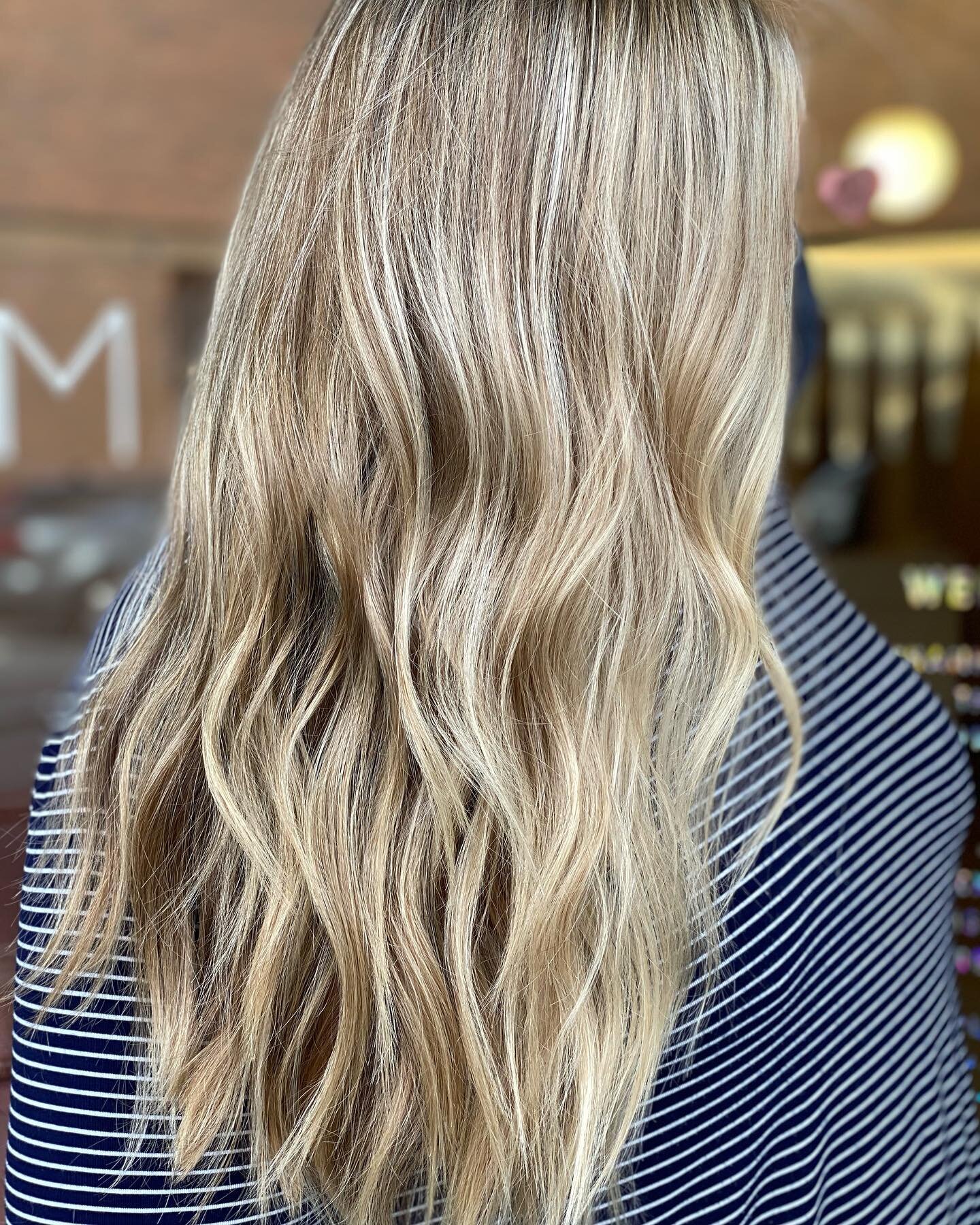 Ness✨
#rachelleatgoldcomb #goldcombsalon
I&rsquo;m sure many of you can relate to looking into a zoom screen or hearing from a client &ldquo;I just see bright white blonde hair on my screen.&rdquo; Don&rsquo;t be scared to add lowlights and warmth to