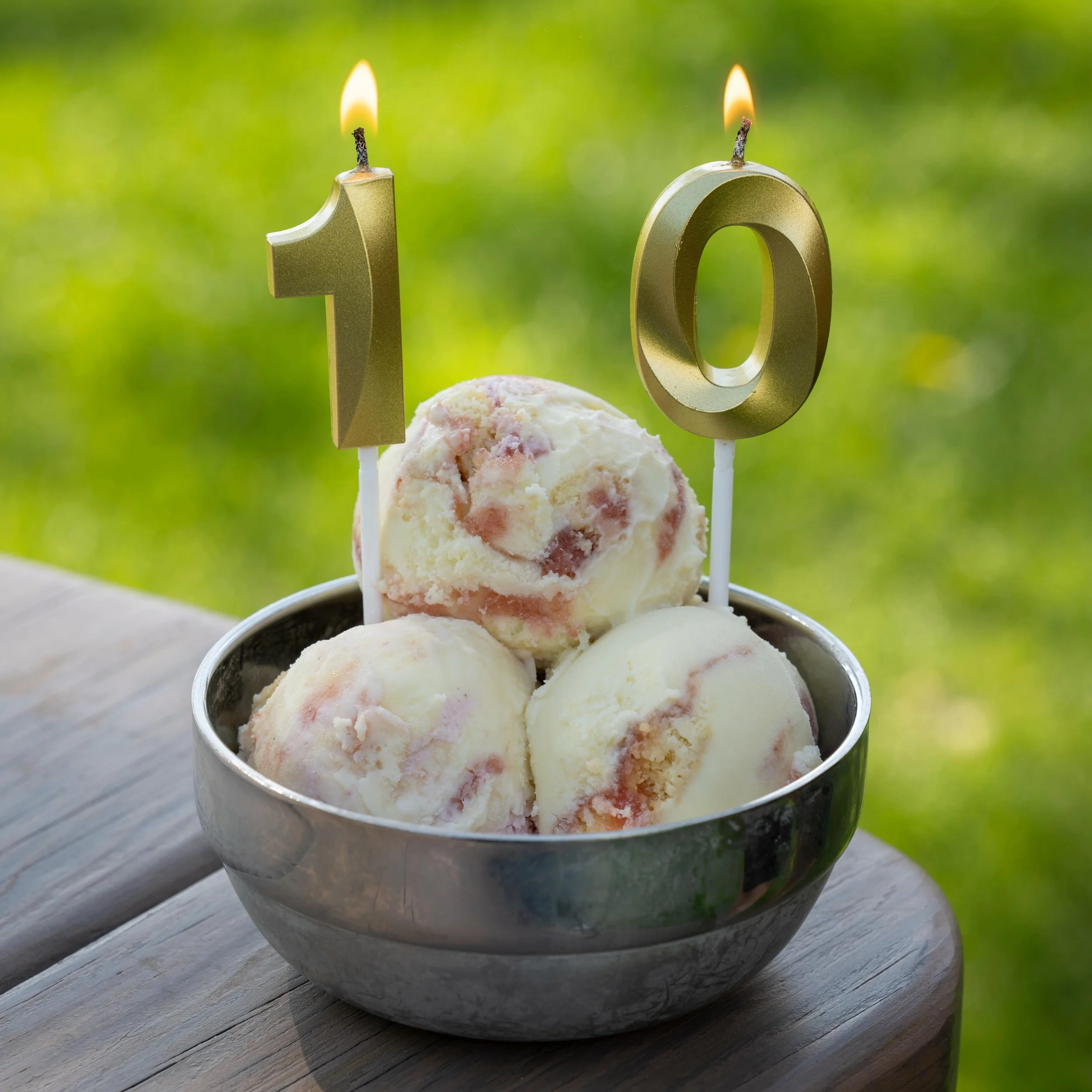 🎂❗️It&rsquo;s our 10 year anniversary, and every proper celebration calls for cake&hellip; Birthday Cake❗️🎂

Rich vanilla frozen custard with homemade sugar cookie chunks, cream cheese frosting bits, and a hint of rhubarb sauce for that little extr