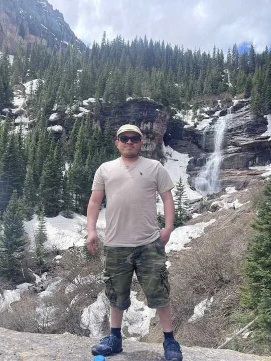 DIEGO | LANDSCAPING - Hola mi nombre es Diego nací en San Mateo ixtatan Huehuetenango, Guatemala me mudé a telluride Colorado en el enero de 2023 y actualmente estoy trabajando para horizon maintenance, estoy aprendiendo jardineria y estoy muy conten