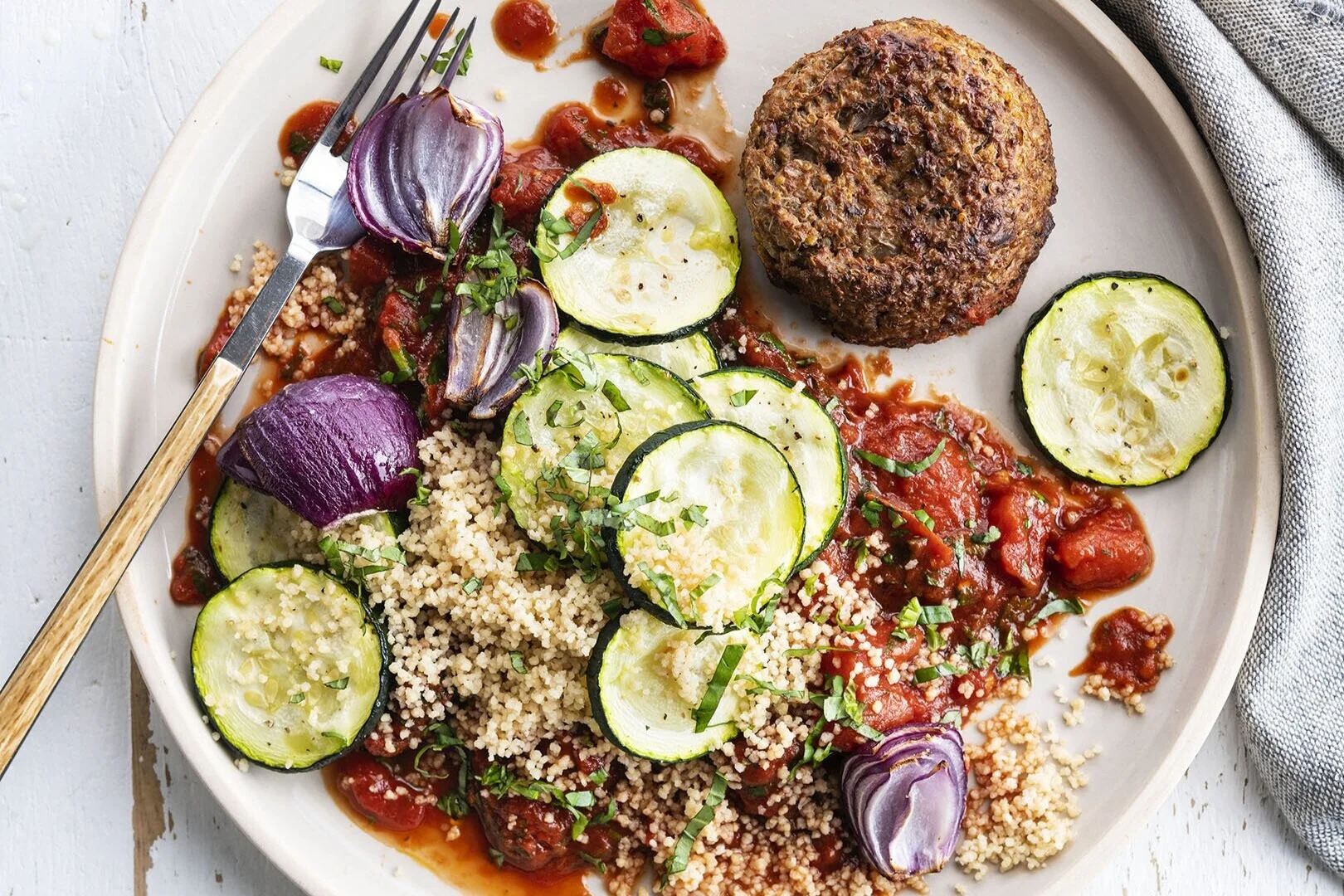Zuiders veggie gehaktbroodje met geroosterde courgette en couscous