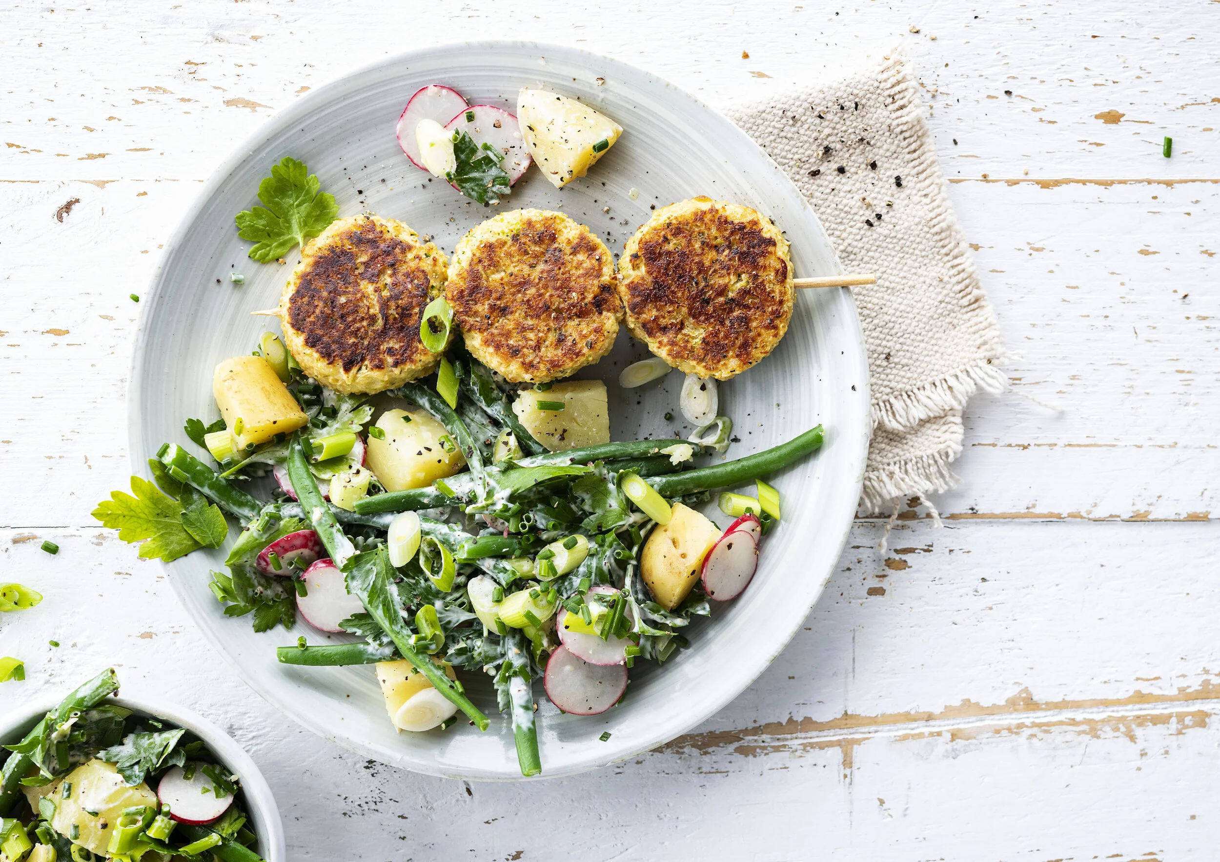 Smeuïge aardappelsalade met prinsessenboontjes en quinoaburgers