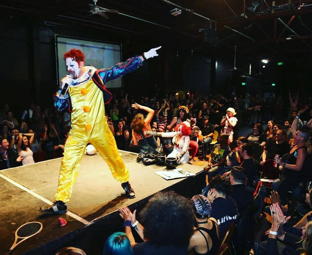 DeWolf as Pennywise Live.jpg