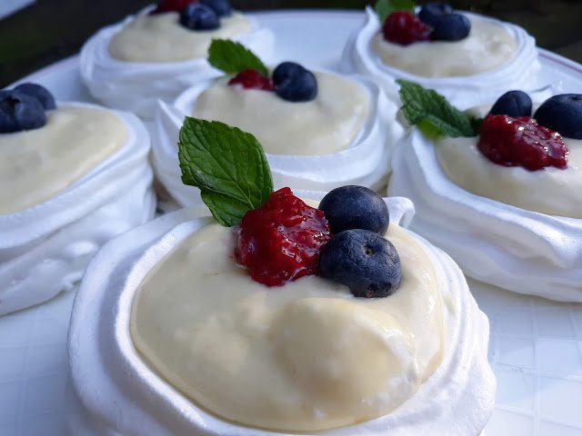 Meringue Shells with Lemon Mousse (French)