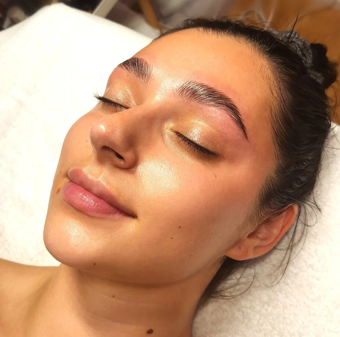 Glowing Skin / Fluffy Brows