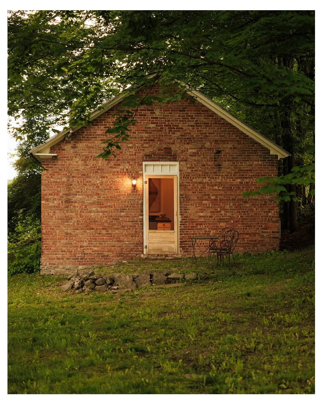 Charming 1700&rsquo;s schoolhouse &amp; cottage in Nassau, NY photographed for @the.way_we.live 
.
.
.
#schoolhouse #schoolhouseliving #18thcenturyarchitecture #interiorphotography #interiordesignphotography #nassauny #chathamny #upstateny