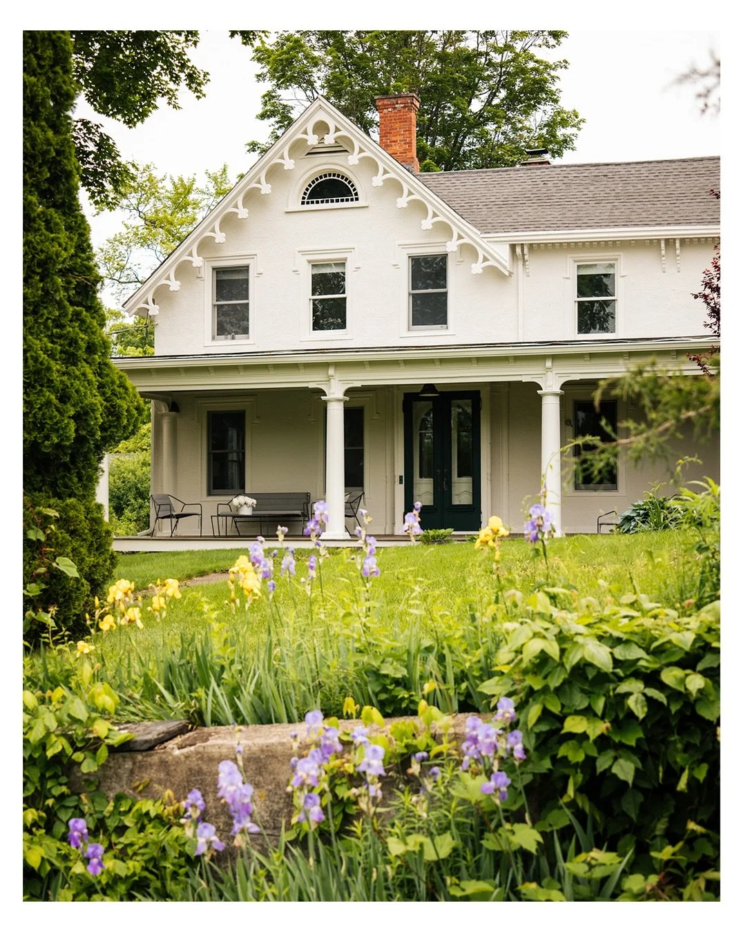 A most charming Germantown farmhouse built by the Rockefeller&rsquo;s c.1900.  Photographed for @matt_carey_upstate 
.
.
.
#farmhouse #farmhousedesign #farmhousedecor #rockefeller #interiorphotography #interiordesignphotography #germantownny #upstate