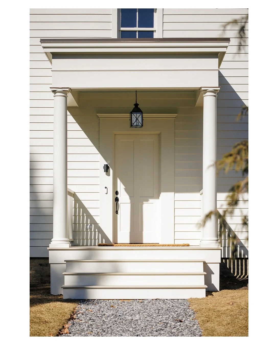 This farmhouse in Germantown had me before I stepped in the door. Photographed for @vigilushome 
.
.
.
#farmhouse #farmhousekitchen #19thcenturyarchitecture #thisoldhouse #interiorphotography #interiordesignphotography #architecturephotography #germa