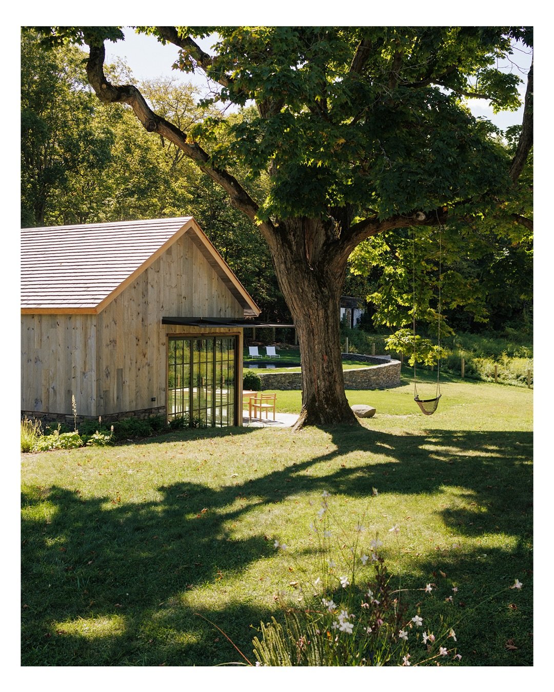 Northern Boulevard pool house project by @theartofbuildingny in Germantown, NY. Landscape design by @lizpulverdesign Styling by Natalka Chas
.
.
.
#designbuild #poolhouse #roundpool #circularpool #interiorphotography #interiordesignphotography #archi