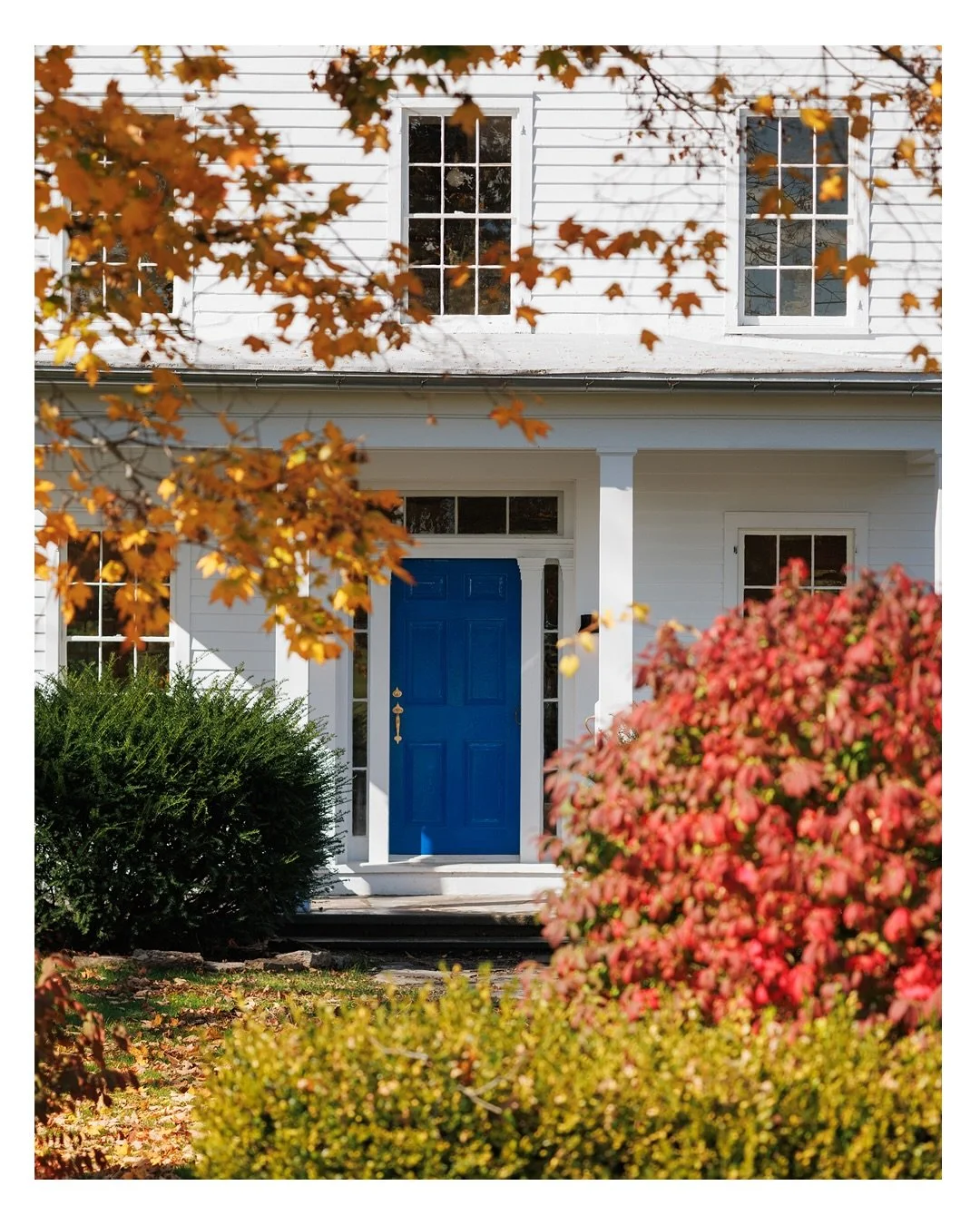 Beautifully restored 1850&rsquo;s colonial on Blue Hill Road in  Hudson, NY @the.way_we.live @seancroland 
.
.
.
#centerhallcolonial #colonialarchitecture #19thcenturyarchitecture #interiorphotography #interiordesignphotography #architecturalphotogra