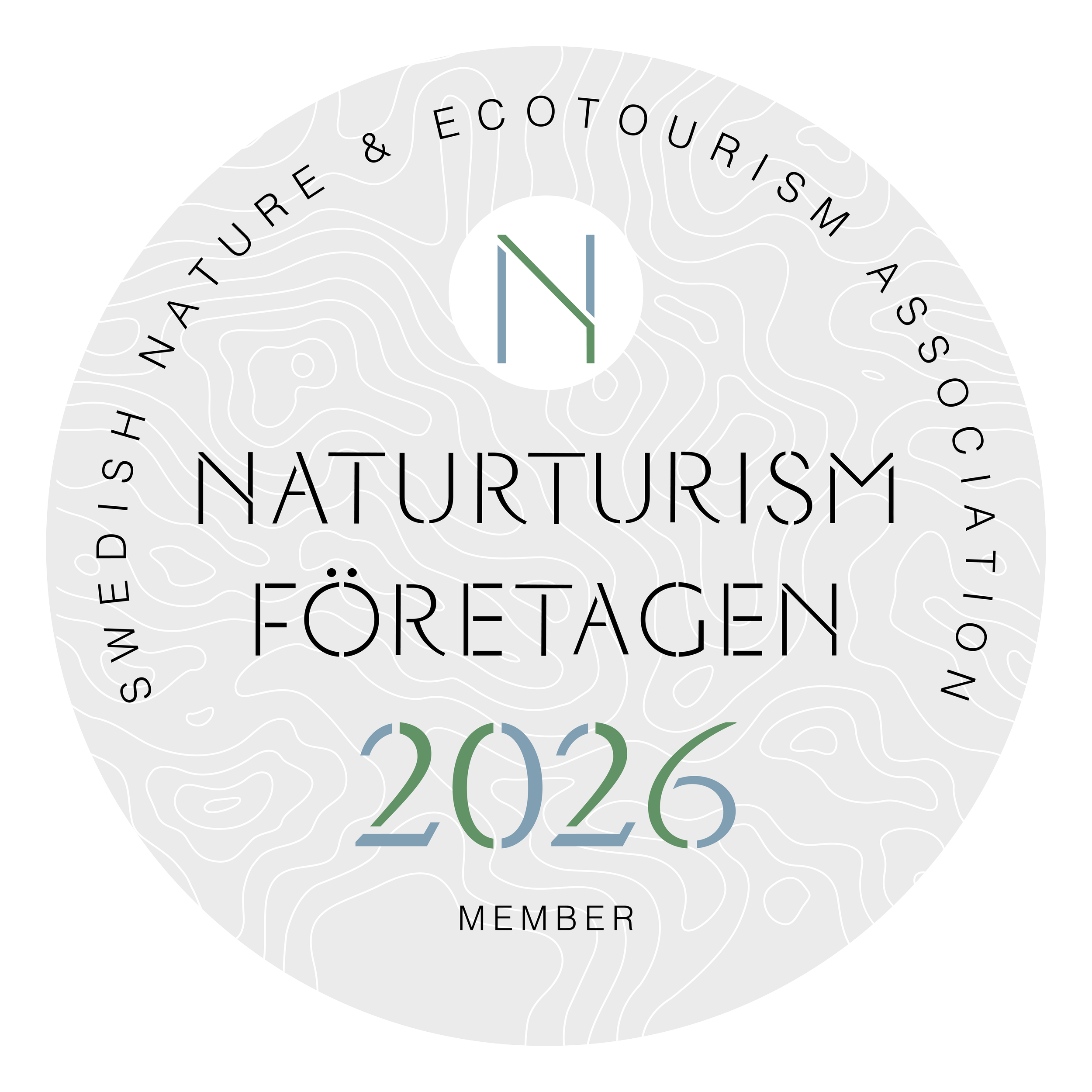 En cirkulär logotyp för Naturturism Företagen 2026. Den har en bakgrund med topografiska linjer och texten 'Swedish Nature & Ecotourism Association' kring kanten. I mitten står 'NATURTURISM FÖRETAGEN 2026 MEMBER' med ett stiliserat 'N' ovanför.