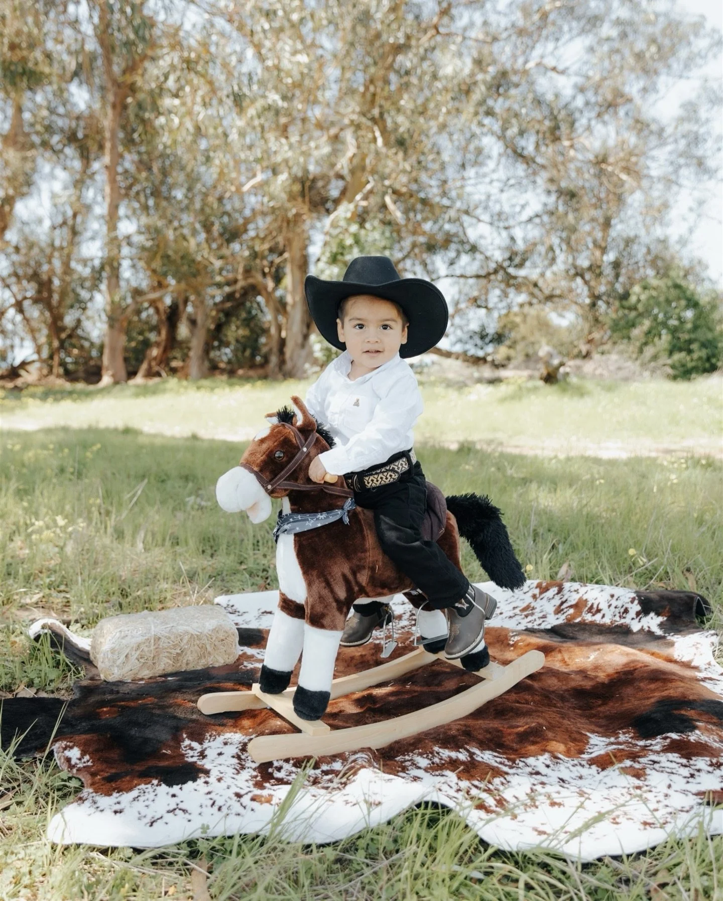 Happy little cowboy ✨

#venturaphotographer  #santabarbaraphotographer #oxnardphotographer #lifestylephotography #camarillophotographer #venturaphotographystudio 
#carpinteriaphotographer #venturacountyphotographer