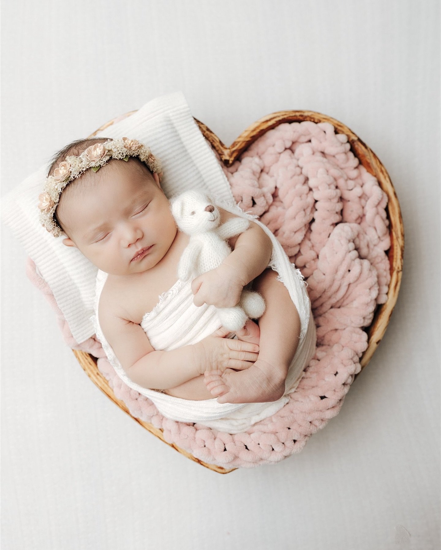 The sweetest little moments 🩷✨🧸 

#venturacountyphotographer #newbornphotographer #socalphotographer #venturanewbornphotographer