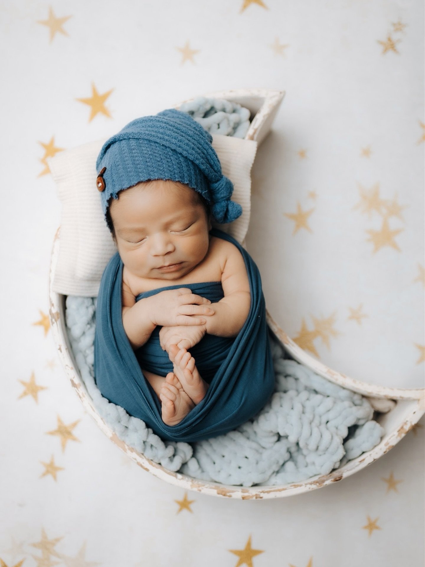 When the stars and moon align 😍🩵 a sweet bay is born 

#socalphotographer#socalnewbornphotographer #venturacountyphotographer #socalfamilyphotographer #milestonephotographer