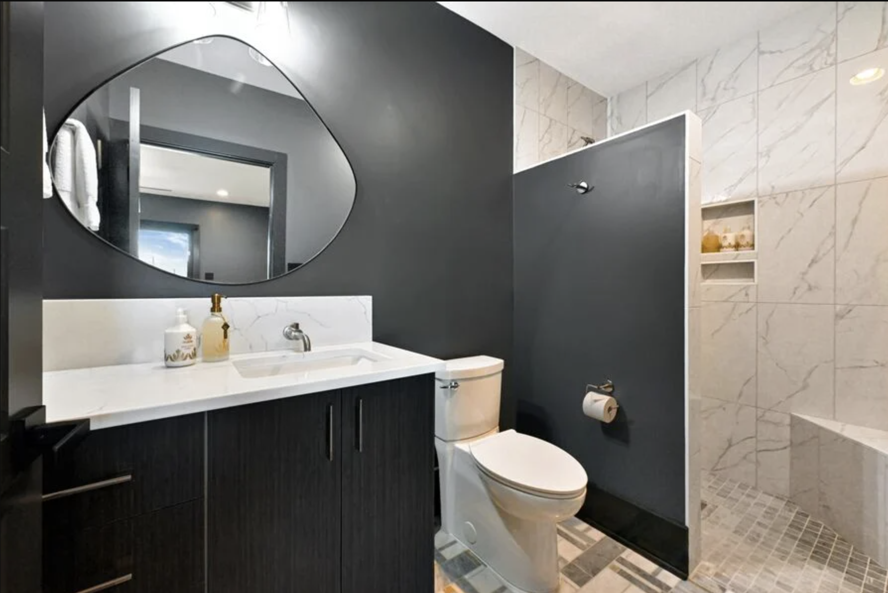 Lower Level King Room 2 Bathroom.png